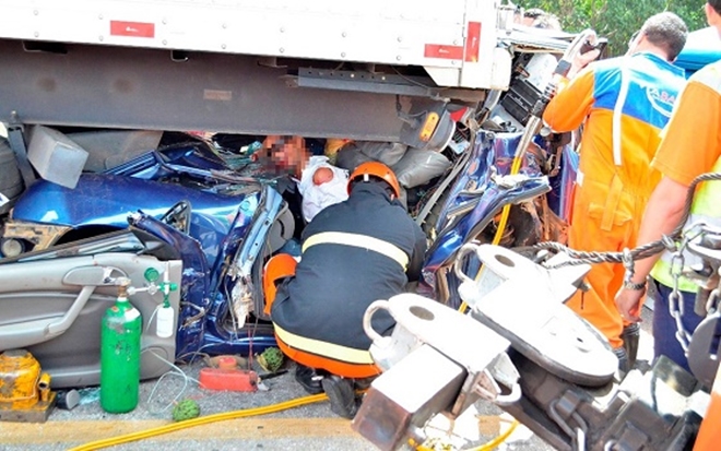 Motorista sobrevive após carro ficar prensado entre carretas na BR-116
