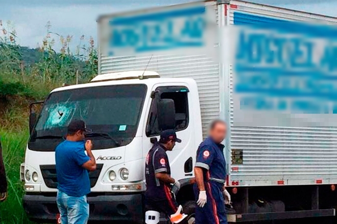 Passageiro de caminhão é atingido por pedra e morre dentro de veículo