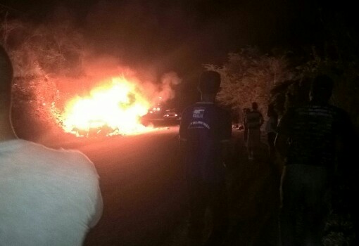 BR-030: veículos pegam fogo após colisão frontal, há vítimas fatais