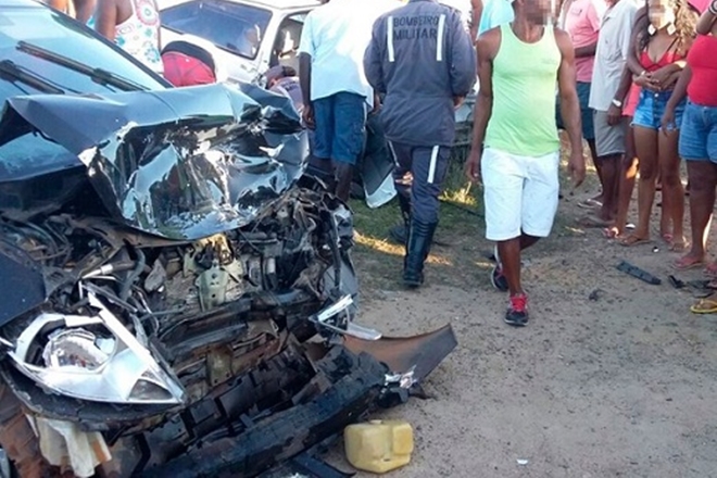 Batida entre dois carros deixa um morto e três feridos