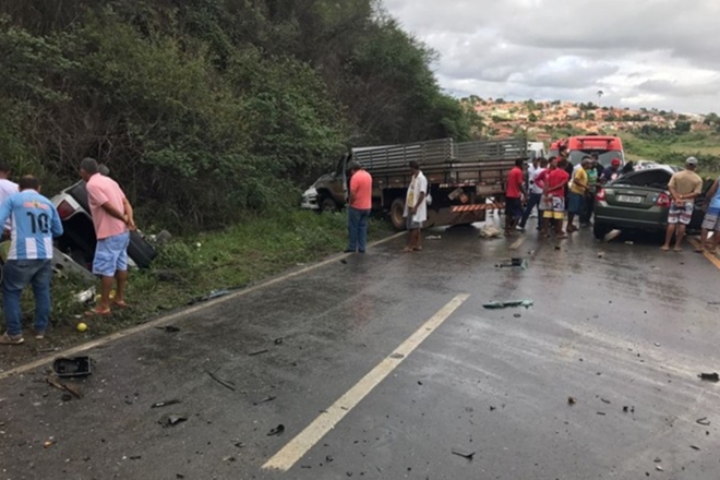 Acidente entre caminhão e carros de passeio deixa três pessoas mortas na Rodovia BR-101