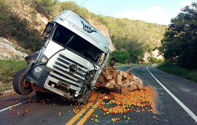 Acidente entre caminhão carregado de tomate e van deixa quatro mortos na Chapada Diamantina