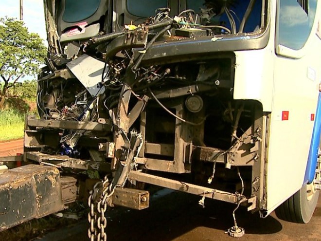 Colisão entre ônibus e caminhão deixa 1 morto e 4 feridos na Anhanguera