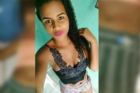 Adolescente brinca com arma e mata irmã acidentalmente