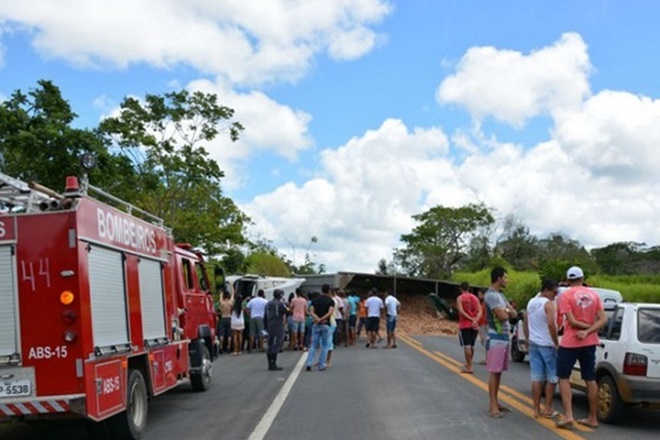 Caminhão tomba na BR-101 e deixa motorista ferido; rodovia ficou bloqueada