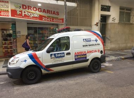 Ambulância de Dom Basílio é flagrada em rua de Copacabana, no Rio de Janeiro