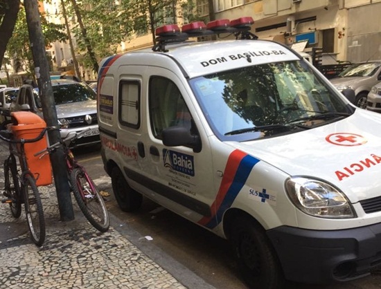 Ambulância de Dom Basílio é flagrada em rua de Copacabana, no Rio de Janeiro