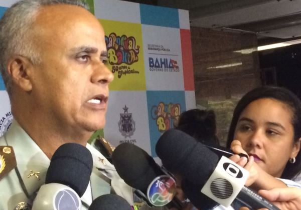 Policial que agrediu folião com cone já foi identificado e será punido, diz comandante