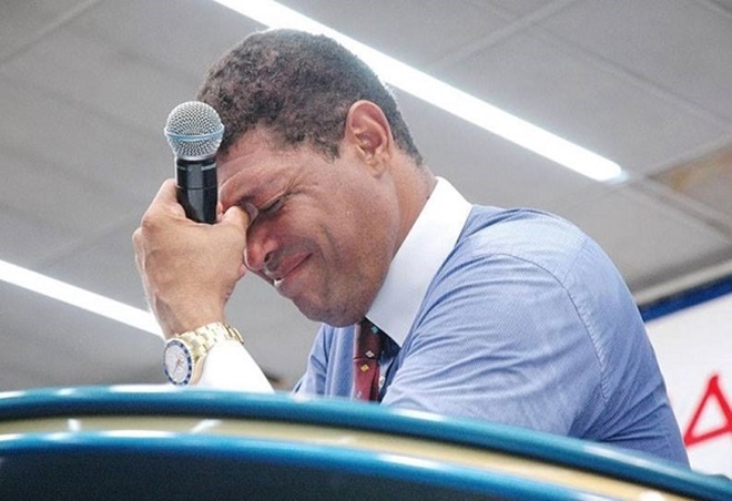 Apóstolo Valdomiro Santiago é esfaqueado dentro da Igreja