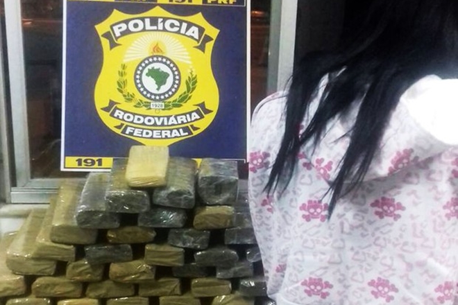 Jovem é presa com 30 kg de maconha dentro de mala em ônibus
