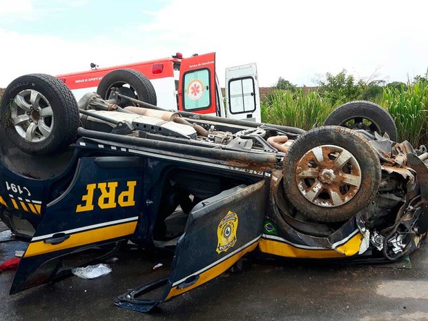 Policiais ficam feridos após viatura da PRF capotar na BR-101, na Bahia