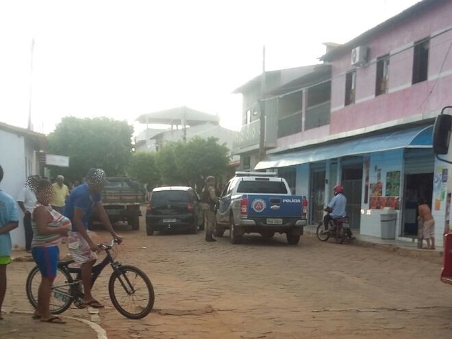 Mercadinho é assaltado por dupla e câmera flagra ação em Livramento