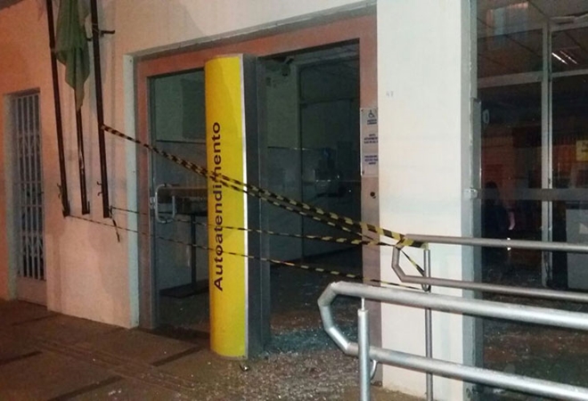Bandidos explodem agência do BB e fogem com vigilante de refém