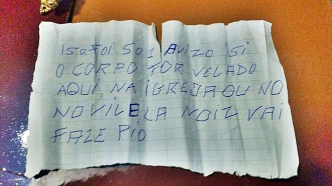 Ilhéus: Homem invade velório, atira no corpo de suspeito de matar PM Tyrone e deixa bilhete