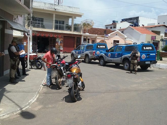 Polícia Militar intensifica blitz para evitar crimes e assaltos em toda região