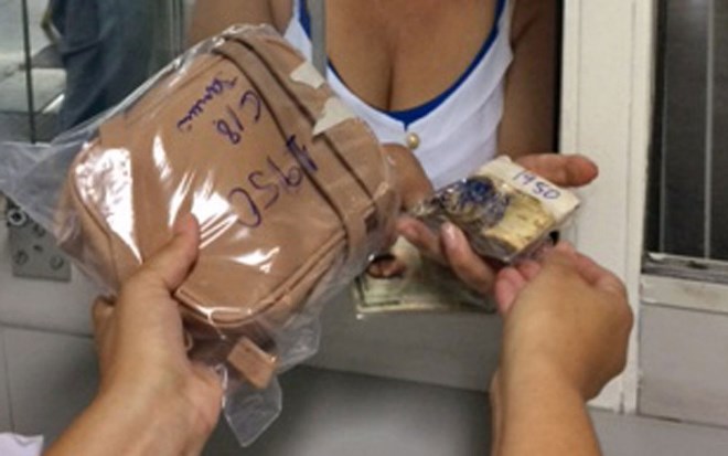 Mulher recupera bolsa com R$ 1,6 mil perdida há 3 semanas no Metrô de SP