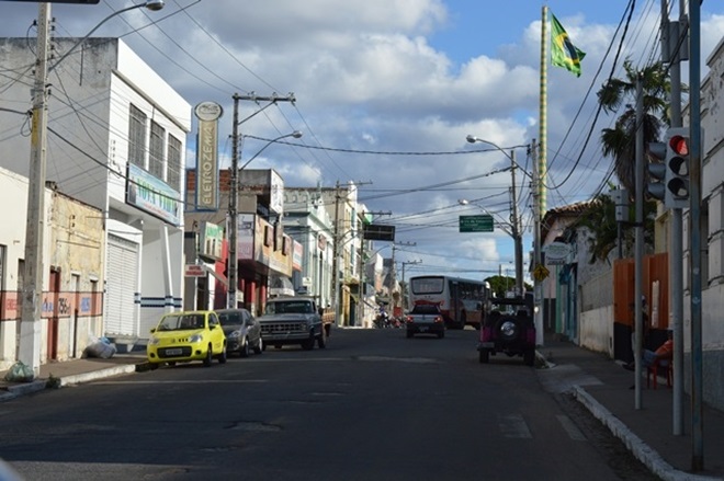 Em Brumado, mulher fala sobre Deus durante assalto e bandidos fogem do local sem levar nada