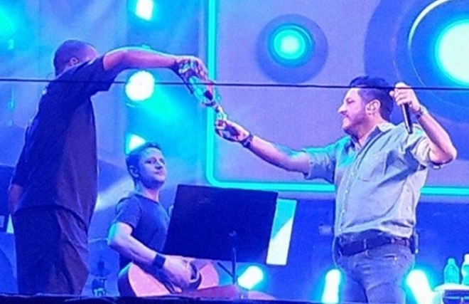 Cantor Bruno, da dupla com Marrone, fica bêbado durante show e deixa fãs revoltados, veja o vídeo