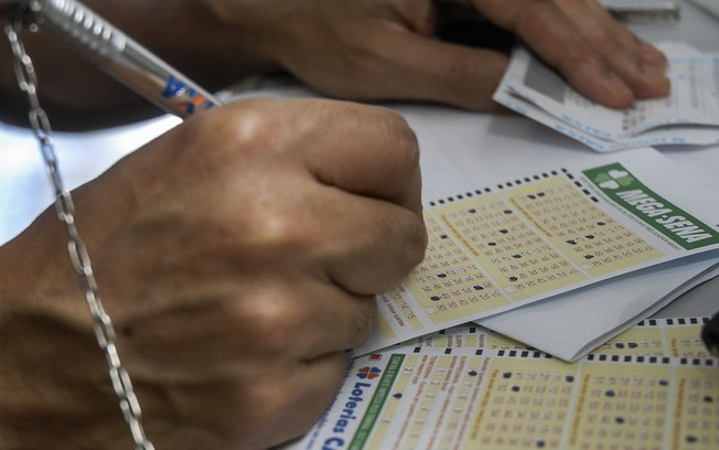 Mega-Sena acumulada pode pagar até R$ 22 milhões; próximo sorteio será na terça