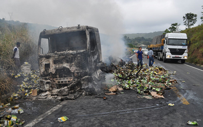 Caminhão carregado de leite pega fogo na BR-101