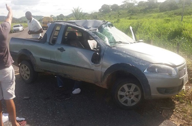 Carro capota na BA-650 mata passageiro e deixa dois feridos