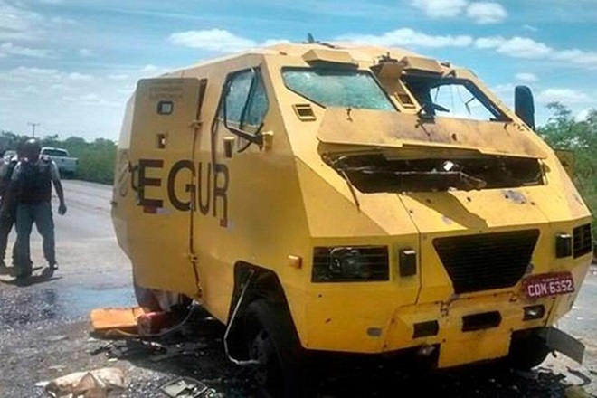 Grupo armado com fuzis explode carro-forte e leva malotes no norte da Bahia