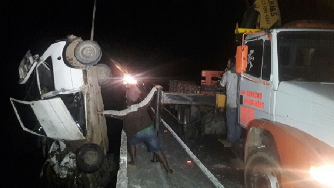 Dois funcionários da META morrem após carro cair de ponte na BR-101
