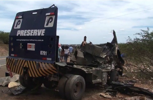 Teto e laterais de carro-forte são arrancados após explosão na Bahia