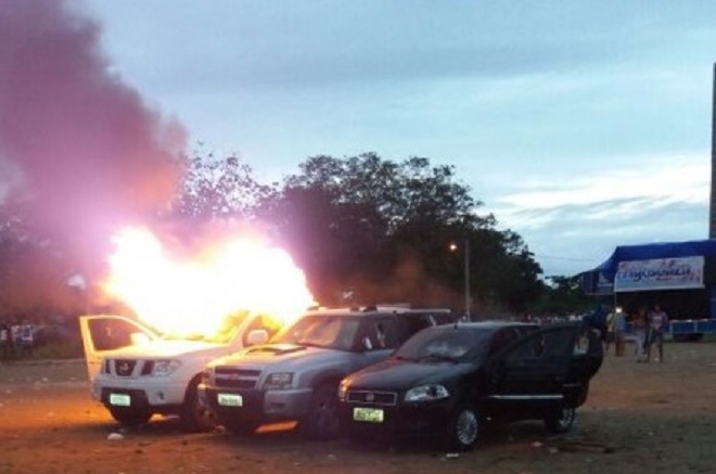 Carros de bingo são incendiados em Feira de Santana