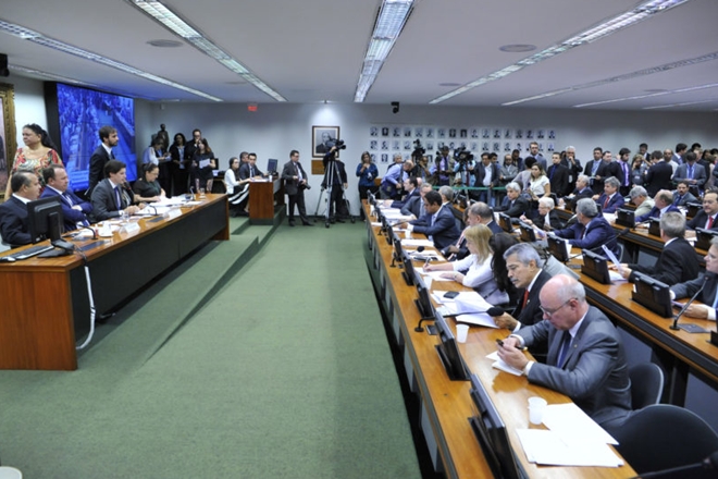 Reforma trabalhista deve ser votada em comissão nesta terça-feira