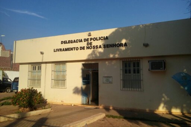 Livramento: Dupla armada atira contra carro e rouba dinheiro de empresário