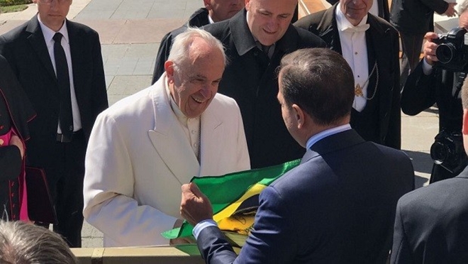 Após esperar 1h30, Doria insiste, mas Papa Francisco afirma ser difícil vir ao Brasil