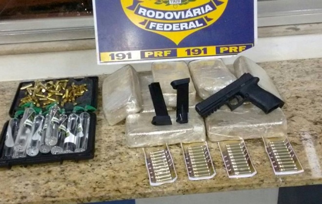 Idosa que viajava em ônibus é flagrada com drogas, arma e munições na Bahia