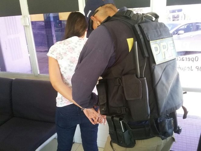 Em Jequié, mulher é presa pela PRF com quase 10 kg de cocaína