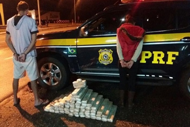 Primos são presos com quase 70 kg de drogas em ônibus na BR-116