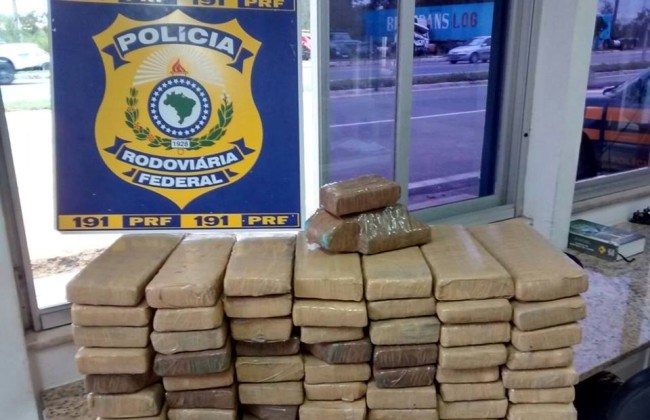 Mulher com 100 kg de maconha em ônibus é presa em trecho da BR-116