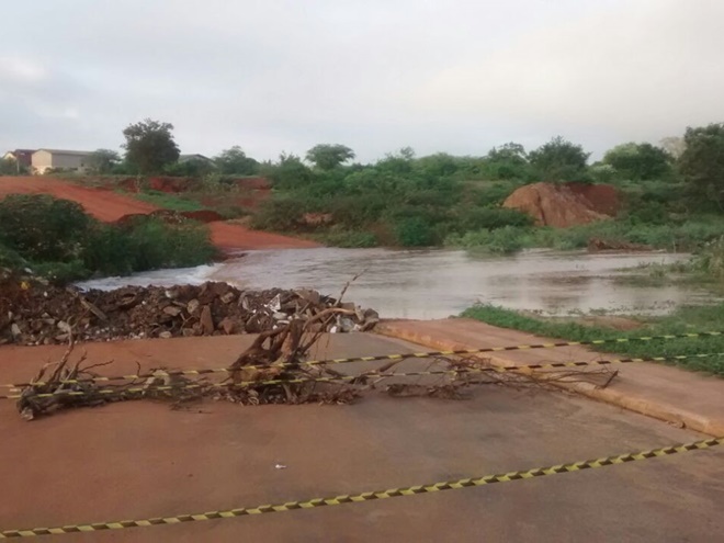 Chuvas interdita via e invade residências em Livramento