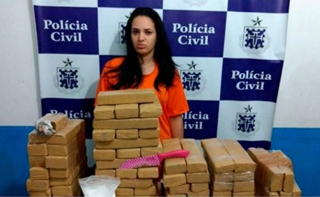 Estudante de psicologia é presa com 83 tabletes de maconha em Feira de Santana