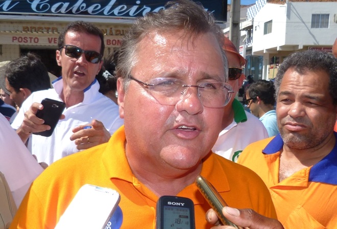 Geddel chora ao receber apoio de líderes partidários