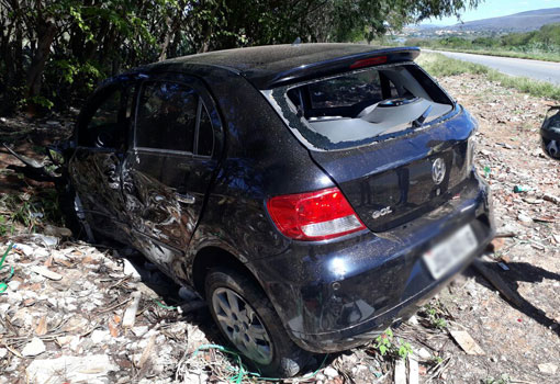 Brumado: Motorista perde controle da direção e colide carro contra barranco