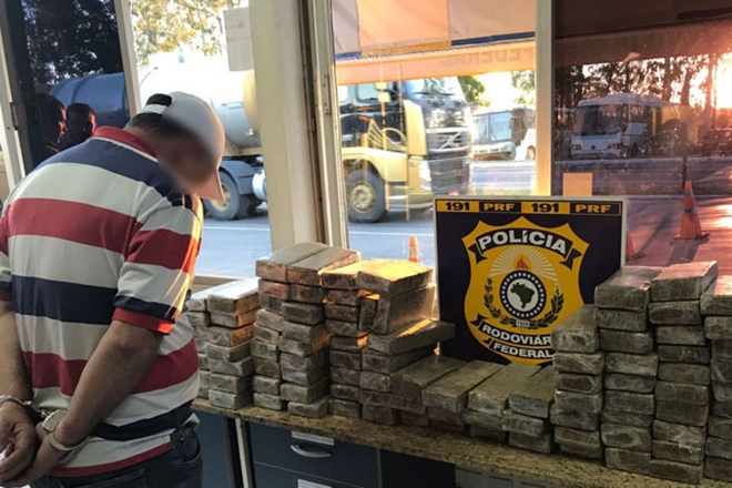 Homem é preso na BR-116 com 100kg de maconha em carro roubado