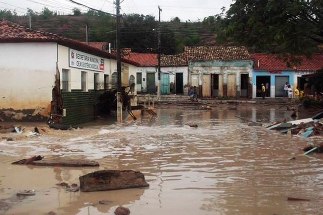 Quase 100 famílias ficam desabrigadas depois de temporal em Lajedinho