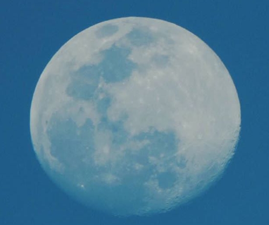 Pesquisa indica presença de água no interior da Lua
