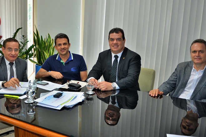Deputado Marquinho Viana leva prefeitos para  audiência com o secretário de Infraestrutura Hídrica e Saneamento Cássio Peixoto