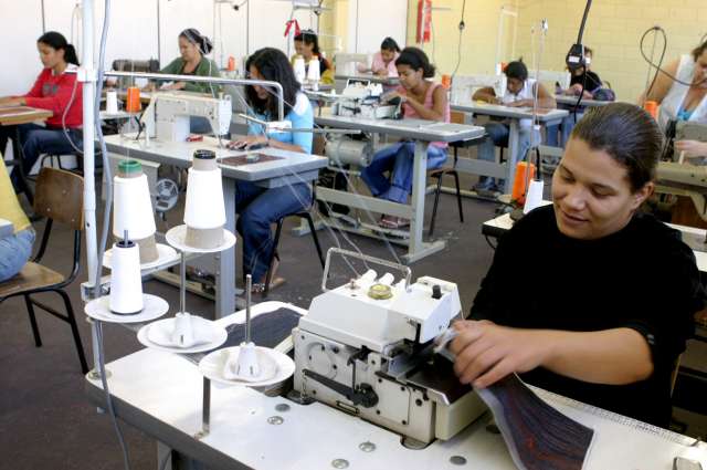 Mulheres trabalham 7,5 horas a mais que homens por acúmulo de função