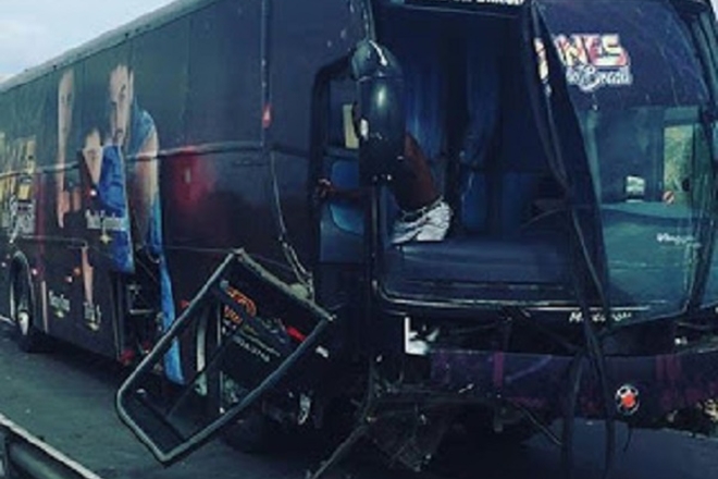 Ônibus que levava banda Os Clones para show em Itaberaba se choca com carreta na BR-116