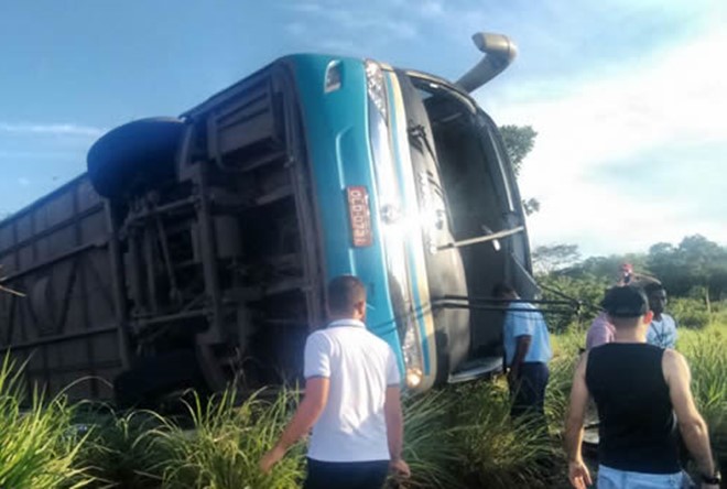 Região Oeste: Ônibus da Novo Horizonte tomba no município de Angical