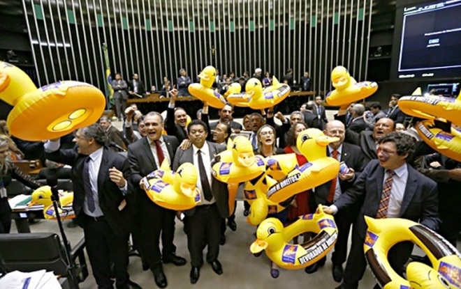 Câmara aprova projeto que libera terceirização de toda atividade