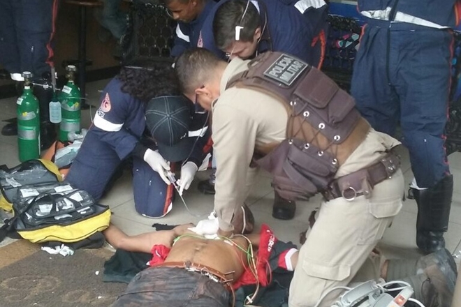 Idoso sofre parada cardíaca e é salvo por massagem de policial
