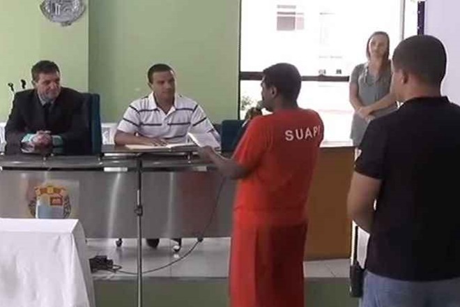 Sob escolta policial e algemado, preso toma posse como vereador e ganhará R$ 9 mil por mês